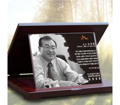 상패 홍보물 디자인으로 브랜드 메시지 명확히 각인 3 우드 사진상패